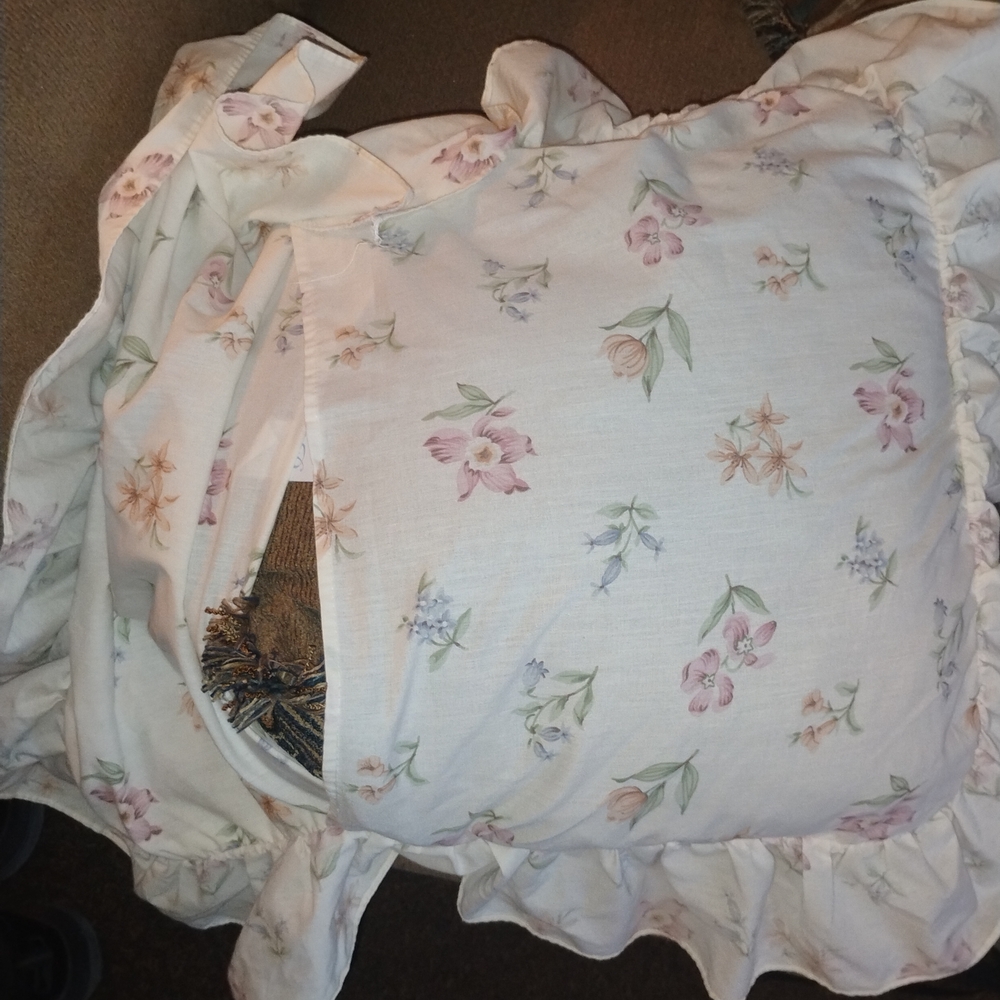 Floral Ruffled Pillowcases - Picture 3 of 7